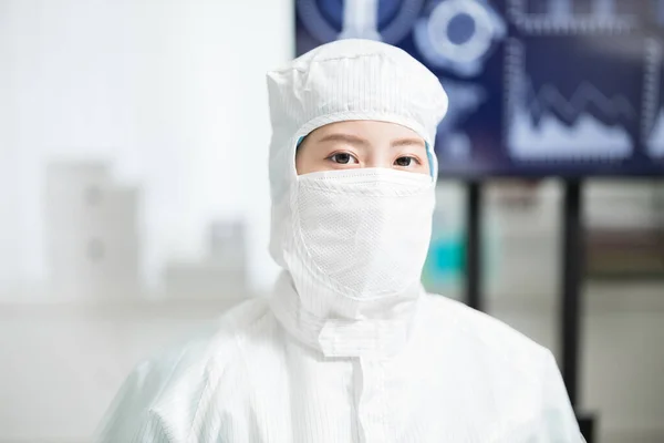 Peneliti Bioteknologi Asia Mengenakan Pakaian Bersih Sedang Melihat Anda Laboratorium — Stok Foto