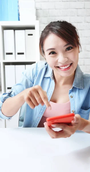Aziatische Vrouwelijke Blogger Live Stomen Aan Moedigen Winkelen Online Mobiele — Stockfoto