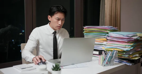 アジアの若いビジネスマンは仕事の失敗で怒ってる — ストック写真