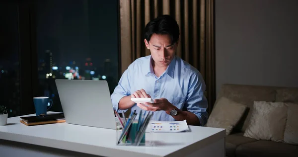 Asiatique Jeune Homme Affaires Utilise Calculatrice Avec Document Tout Faisant — Photo