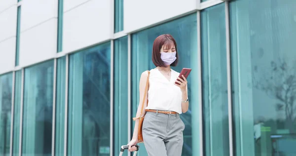 Asiatisk Ung Forretningskvinne Bruker Ansiktsmaske Smarttelefon Med Koffert Forretningsreisen – stockfoto