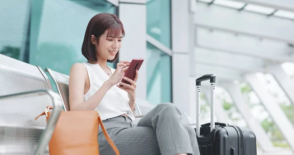 Aziatische Jong Zakenvrouw Zitten Buiten Met Behulp Van Smart Phone — Stockfoto