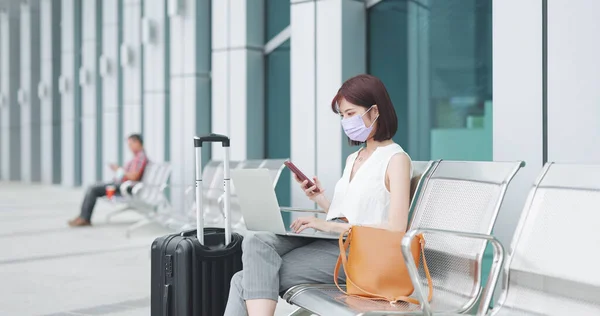 Asiático Jovem Mulher Sentado Fora Usando Laptop Smartphone Com Máscara — Fotografia de Stock