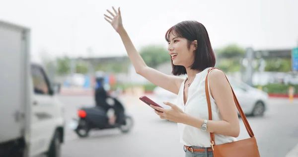 Asiatisk Ung Forretningskvinne Bruker Smarttelefon Anroper Taxi Mens Hun Pendler – stockfoto