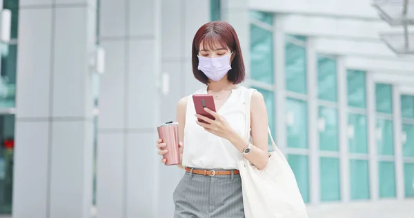 Asiatisk Ung Forretningskvinne Bruker Ansiktsmaske Smarttelefon Med Økologisk Kopp Som – stockfoto