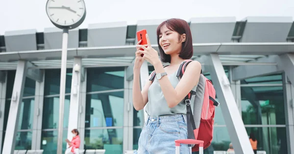 Aasian Naispuolinen Matkustaja Käyttää Älypuhelinta Terminaalin Ulkopuolella Kesälomalla — kuvapankkivalokuva