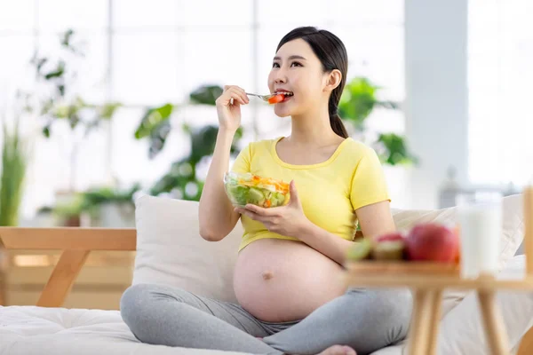 Właściwa Koncepcja Odżywiania Azjatycka Ciężarna Kobieta Widelcem Jedząca Sałatkę — Zdjęcie stockowe