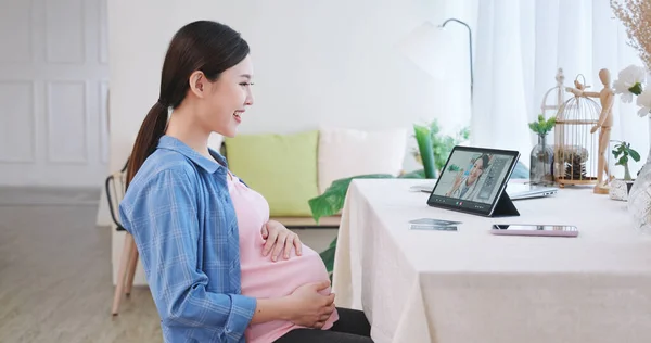 Technologie Medicína Koncept Šťastná Těhotná Žena Počítačem Tablet Videohovory Lékařem — Stock fotografie