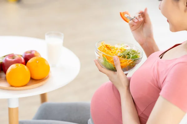 Korrekt Kost Koncept Närbild Asiatisk Gravid Kvinna Med Gaffel Äta — Stockfoto