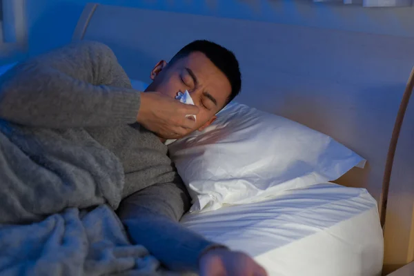 Ásia Homem Espirrar Obter Febre Quarto — Fotografia de Stock