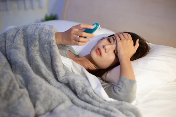 亚洲女人生病了 躺在床上发烧 — 图库照片