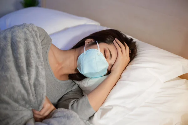 Mujer Asiática Usando Mascarilla Enferma Tos Cama Dormitorio — Foto de Stock