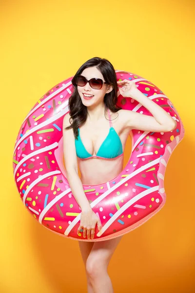 Asiatisk Kvinne Bikini Badedrakt Avslappet Klar Til Reise Med Donut – stockfoto
