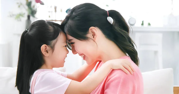 Asiática Mãe Segurar Filha Seu Braço Criança Sorriso Feliz — Fotografia de Stock