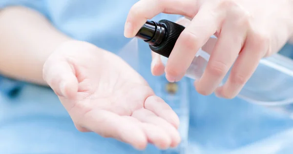 Close Van Aziatische Vrouw Gebruik Alcohol Spray Voor Handhygiëne Bacteriën — Stockfoto