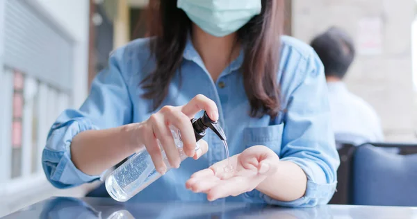 Close Van Aziatische Vrouw Gebruik Hand Ontsmettingsgel Voor Hygiëne Bacteriën — Stockfoto