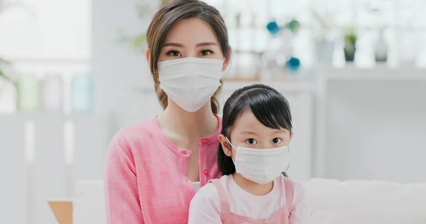 Mom Daughter Wear Mask Protect Themselves Virus Infection Look You — Stock Photo, Image