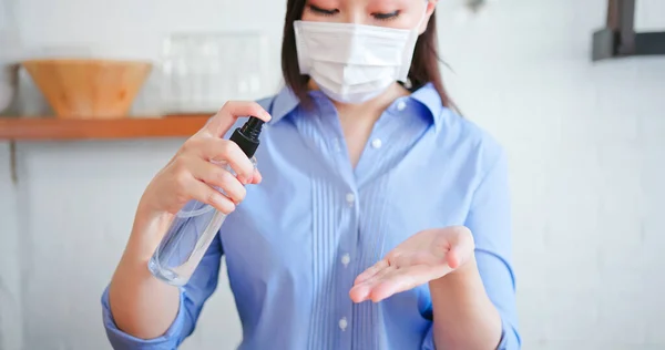 Vrouw Handen Wassen Met Alcohol Spray Virus Doden Voorkomen Dat — Stockfoto