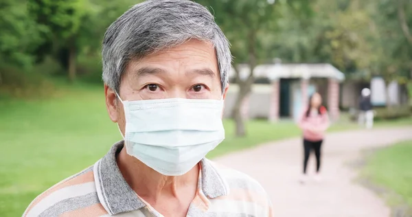 Älterer Mann Trägt Gesichtsmaske Die Ausbreitung Von Coviid Verhindern Und — Stockfoto