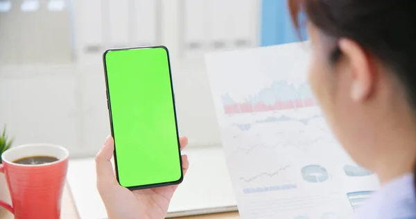 Asiatisk Forretningskvinne Har Møte Nettet Med Grønn Mobiltelefon – stockfoto