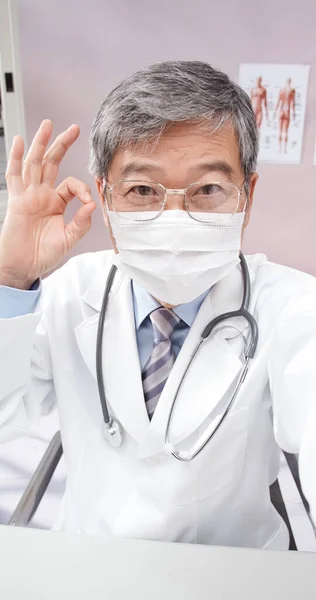 Conceito Telemedicina Asiático Masculino Médico Sênior Vestindo Máscara Facial Ouvir — Fotografia de Stock