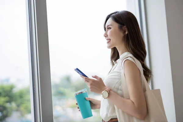 Aziatische Jonge Zakenvrouw Gebruik Smart Phone Met Herbruikbare Eco Vriendelijke — Stockfoto