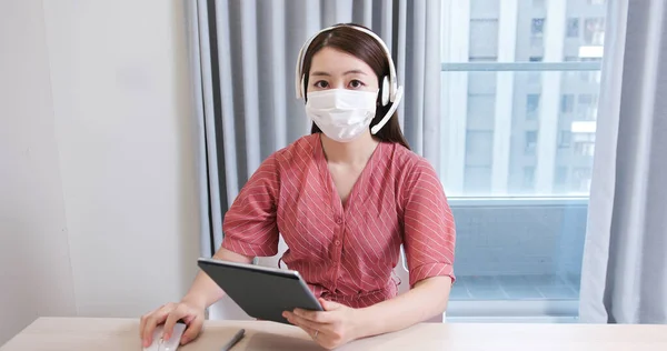 Fjernsynskonseptet Asiatisk Kvinne Med Ansiktsmaske Hodetelefoner Blir Med Videomøte Nettet – stockfoto