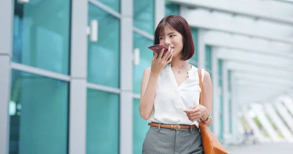 Asiatische Junge Geschäftsfrau Senden Sprachnachrichten Während Pendeln Der Stadt — Stockfoto