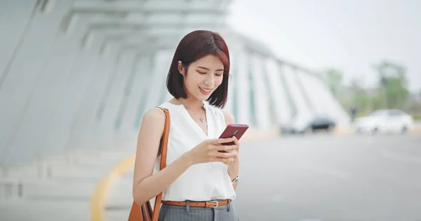 Aasialainen Nuori Liikenainen Käyttää Älypuhelinta Odottaessaan Poimien — kuvapankkivalokuva