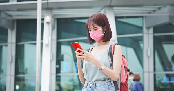 Азиатская Женщина Путешественница Носить Маску Лица Использовать Смартфон Пределами Терминала — стоковое фото