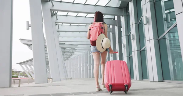 Rückansicht Einer Asiatischen Reisenden Die Mit Koffer Flughafen Spazieren Geht — Stockfoto