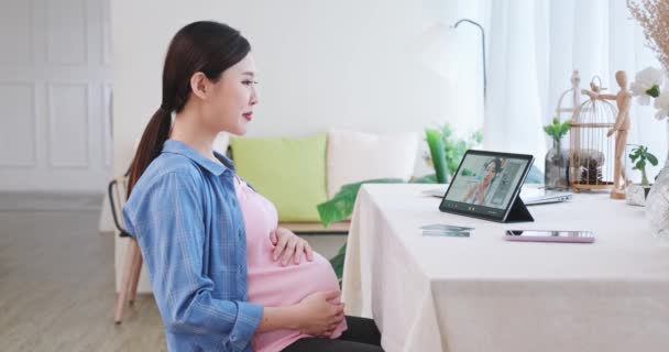 Gravid kvinna möte med läkare — Stockvideo