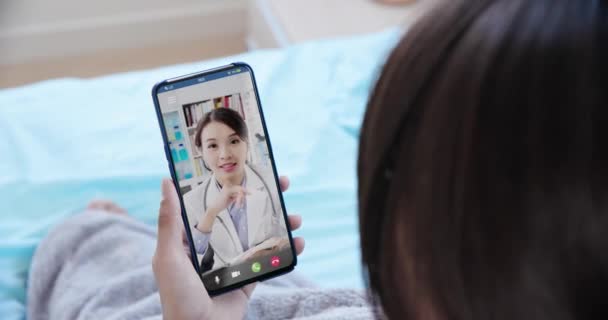 Télémédecine avec femme médecin — Video