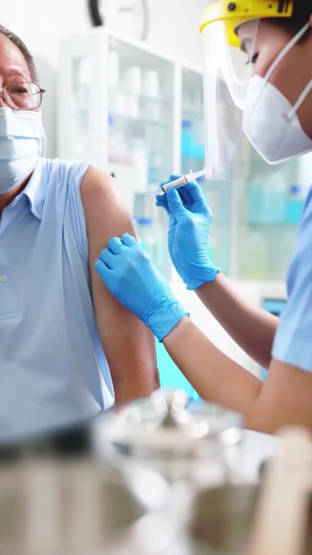 Medico che effettua la vaccinazione con COVID19 — Video Stock