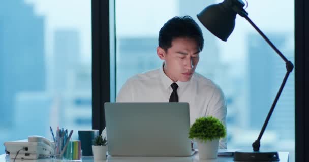 Επιχειρηματίας εργάζεται σκληρά στο γραφείο — Αρχείο Βίντεο