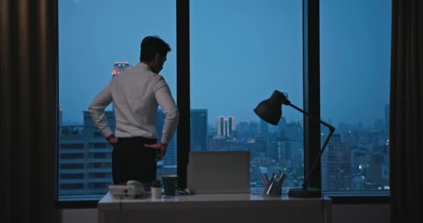 Zaniepokojony azjatycki biznesmen w biurze — Wideo stockowe