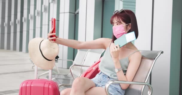 Asian traveler take selfie — Stock Video