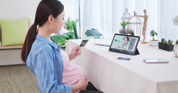 Een zwangere vrouw die een arts ontmoet — Stockvideo