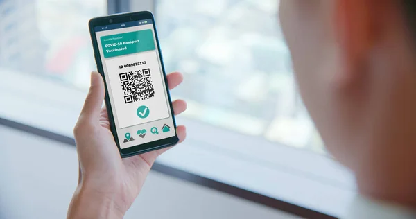 Bakteppe Asiatisk Forretningsmann Viser Helsepass Mobiltelefon Som Indikerer Vaksinasjon Mot – stockfoto