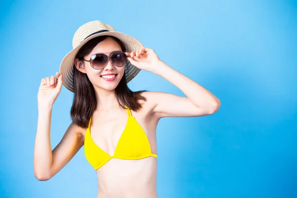 Mujer Asiática Relajado Listo Para Viajar Con Bikini Traje Baño —  Fotos de Stock