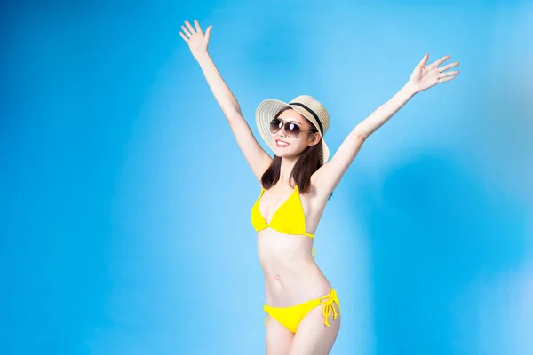 Mujer Asiática Despreocupado Listo Para Viajar Con Bikini Traje Baño — Foto de Stock