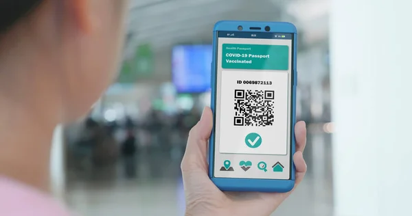 Sett Bakfra Fra Fra Asiatisk Kvinne Viser Helsepass Mobiltelefon Som – stockfoto