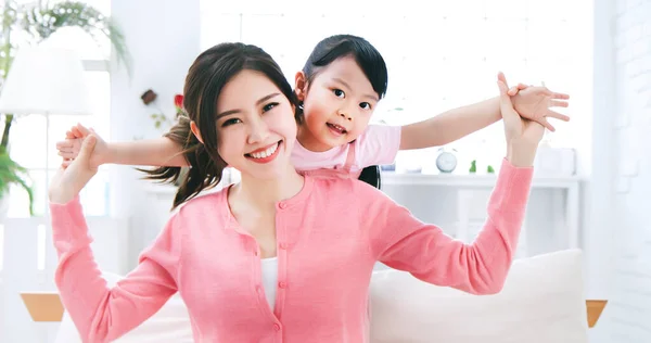 Aziatische Kind Knuffelen Haar Moeder Van Terug Glimlach Gelukkig — Stockfoto