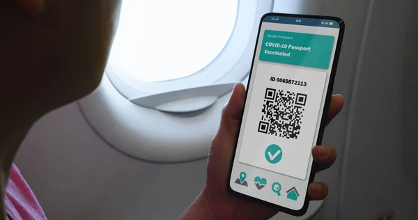 Asiatisk Kvinne Viser Helsepass Mobiltelefon Som Indikerer Vaksinasjon Mot Covid – stockfoto