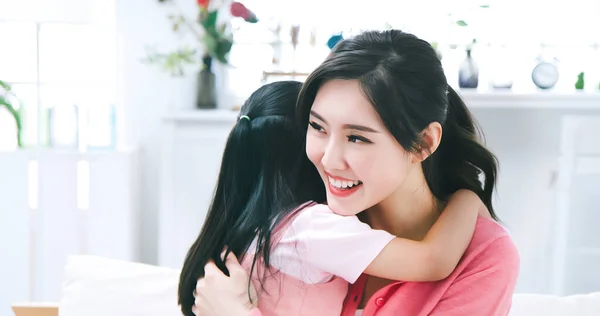 Asiática Mãe Abraço Filha Seu Braço Feliz Sofá Sala Estar — Fotografia de Stock