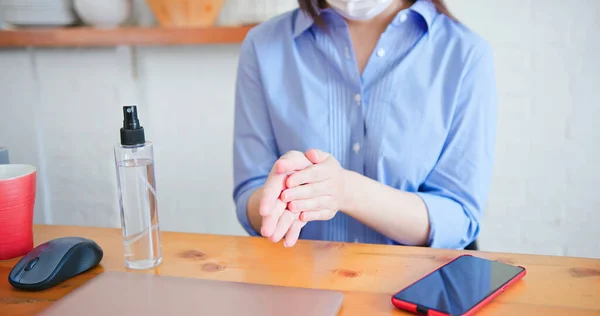 Lavarse Las Manos Con Alcohol Aerosol Para Eliminar Virus Prevenir —  Fotos de Stock