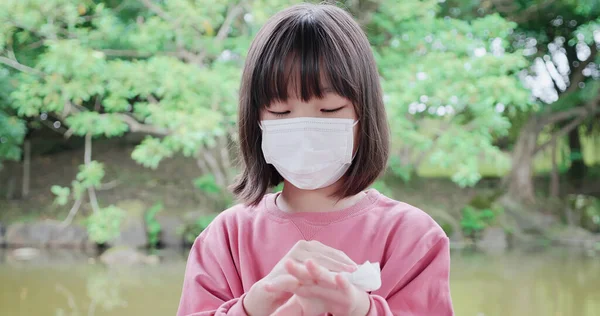 Aziatische Meisje Afvegen Haar Handen Met Antibacteriële Desinfecteren Veeg Voor — Stockfoto