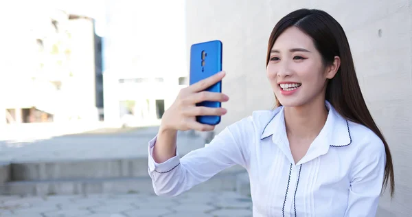 亚洲女商人快乐地与她的朋友视频聊天 — 图库照片