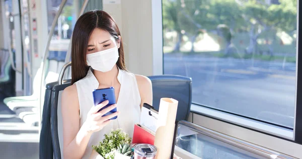 Asiatisk Forretningskvinne Bærer Ansiktsmaske Søker Sin Neste Jobb Mens Hun – stockfoto