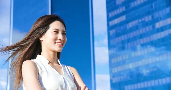 Asiatische Erfolgreiche Geschäftsfrau Mit Selbstbewusstem Lächeln — Stockfoto